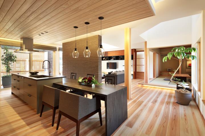 吉野スギを使う奈良県内の木造住宅メーカー「イムラ」が3年連続でグッドデザイン賞を受賞。今年はキッズデザイン賞とW受賞も。井村社長に木材の地産地消について訊く。
