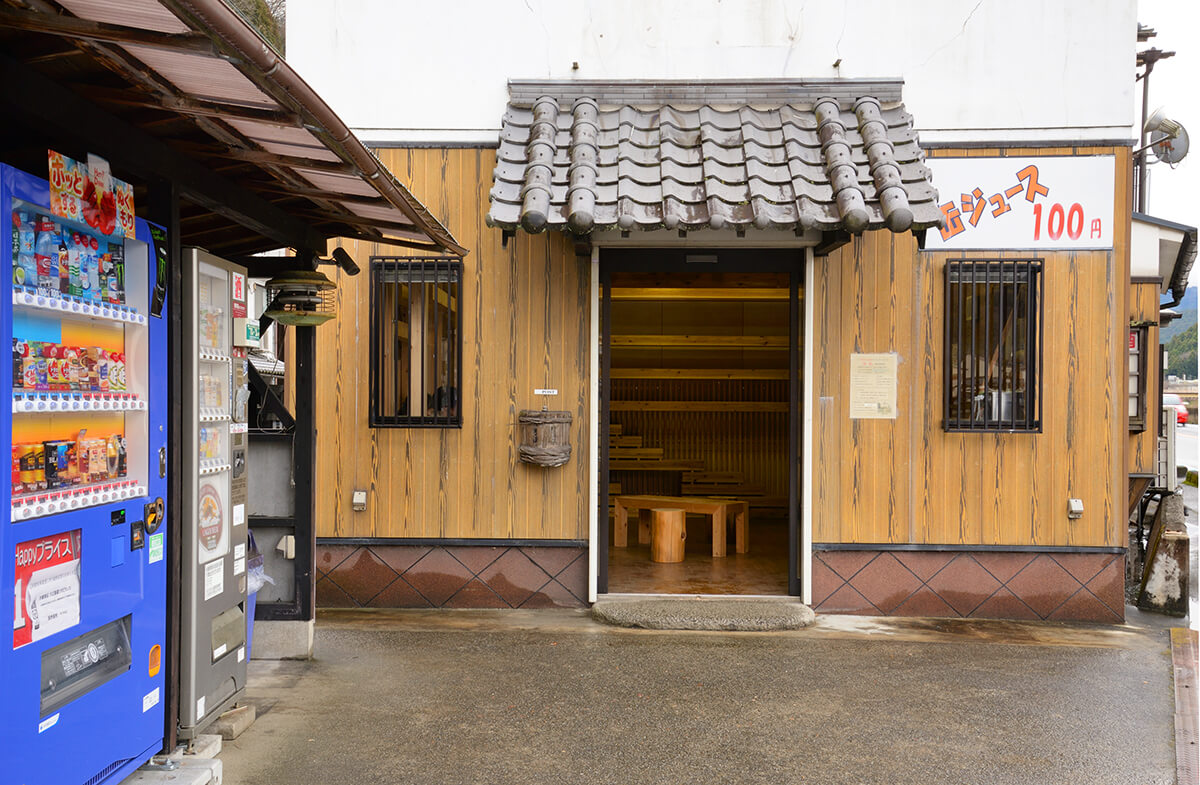 奈良県と早稲田大学によるセルフビルドプロジェクト、コミュニティ施設「笑屋」が完成
