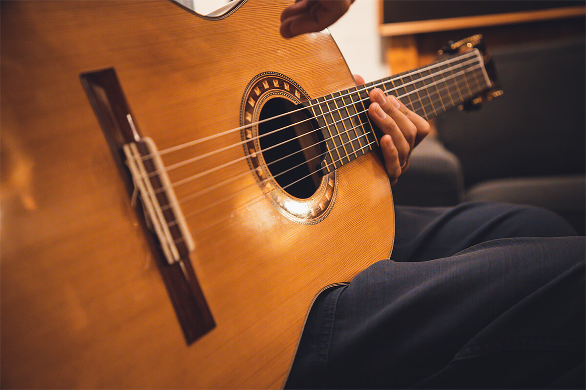 ギターの“鳴り”は材質で決まる。ギタリスト・関口シンゴ（Ovall）が魅了された吉野スギのギター。