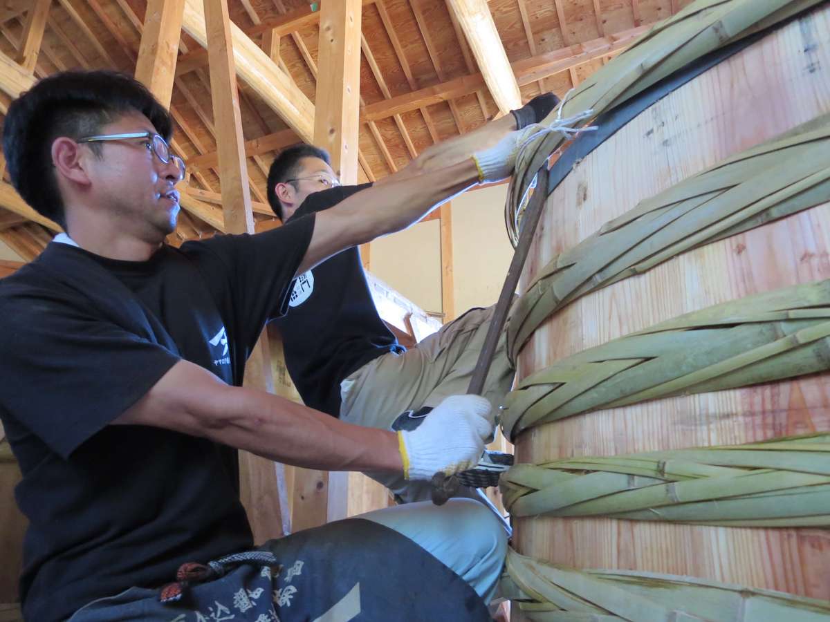 木桶の文化を残したい。小豆島の醤油づくりと吉野杉が「木桶職人復活プロジェクト」にこめる想い