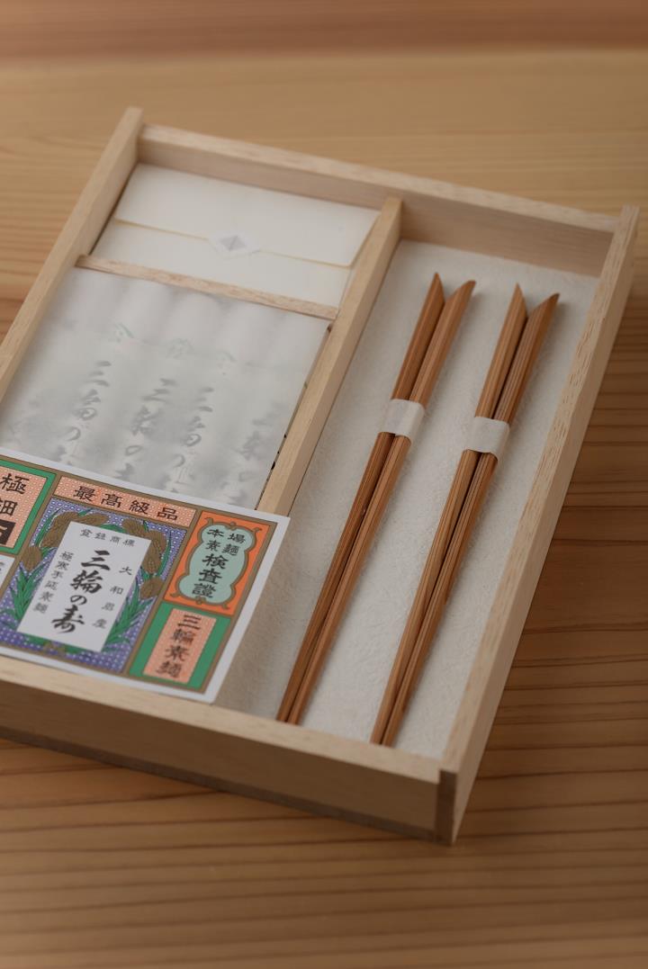 伝統文化の新たな発信地「mikuri & MIHA shop」が思うこと。吉野スギの箸やトレイに込められた想い。