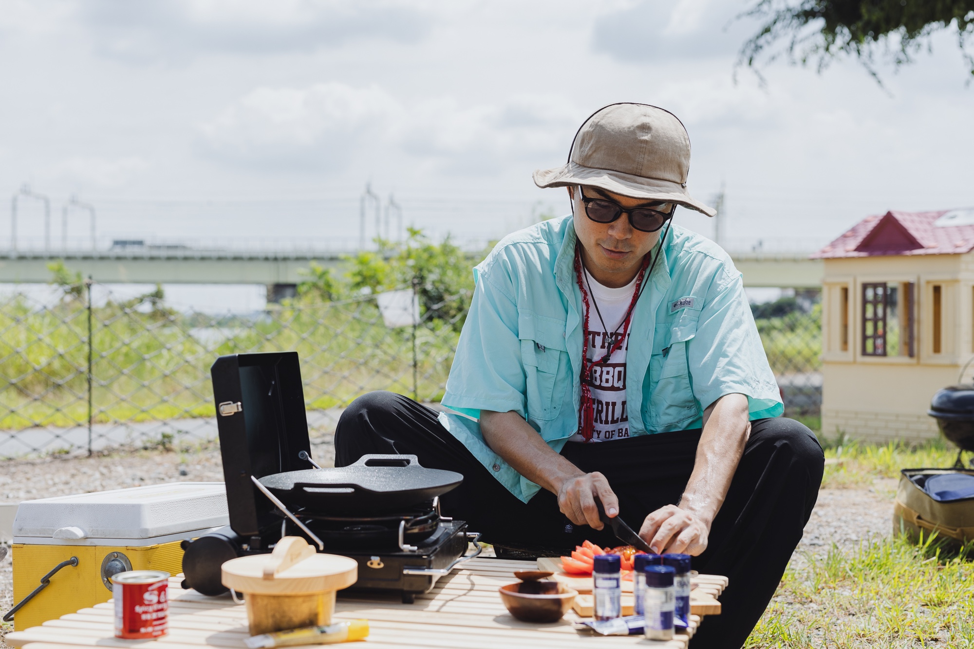 “日本で唯一のBBQ芸人”たけだバーベキューさん直伝！奈良の木を使ったアウトドアグッズでつくるお手軽＆美味しいキャンプ飯