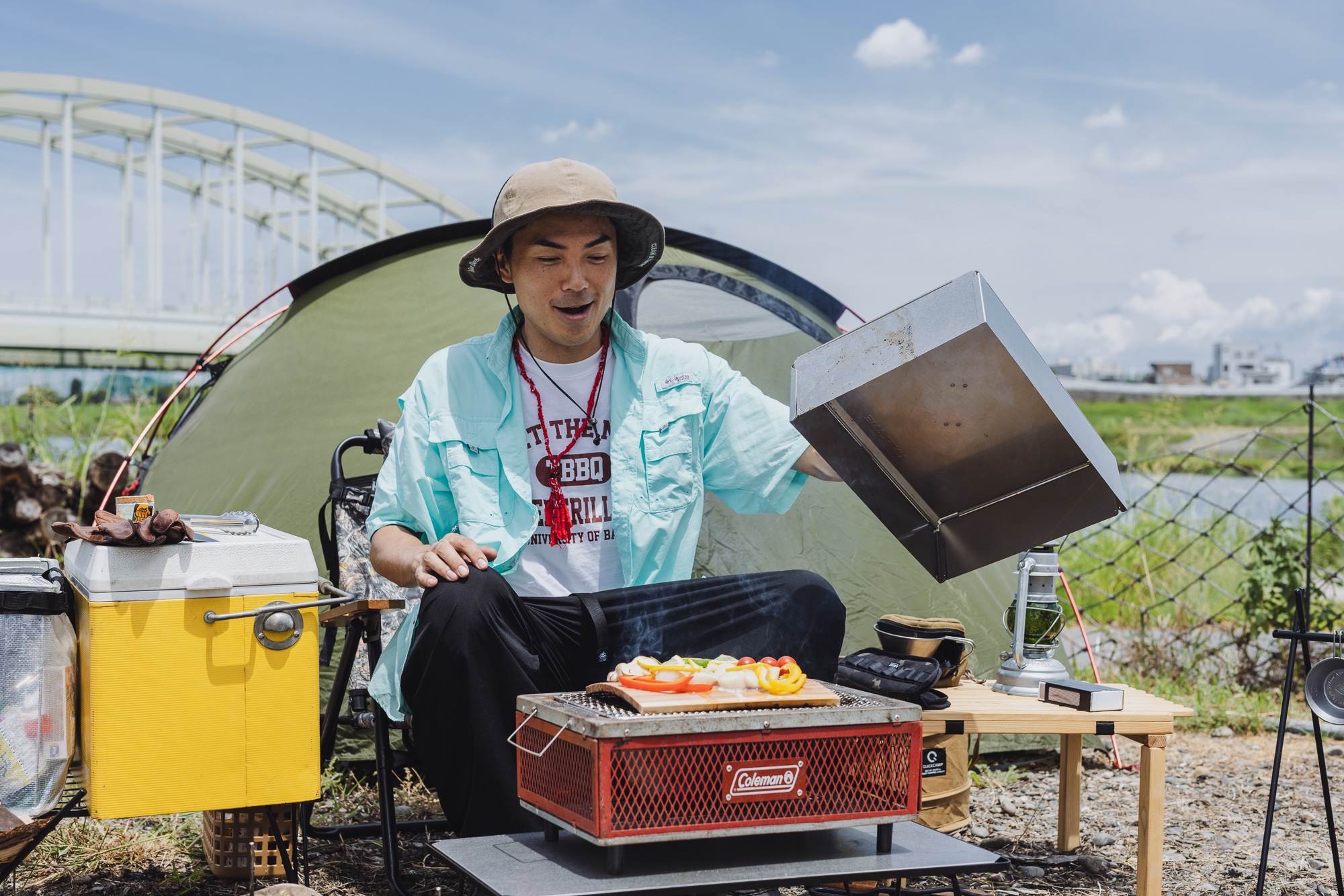 “日本で唯一のBBQ芸人”たけだバーベキューさん直伝！奈良の木を使ったアウトドアグッズでつくるお手軽＆美味しいキャンプ飯