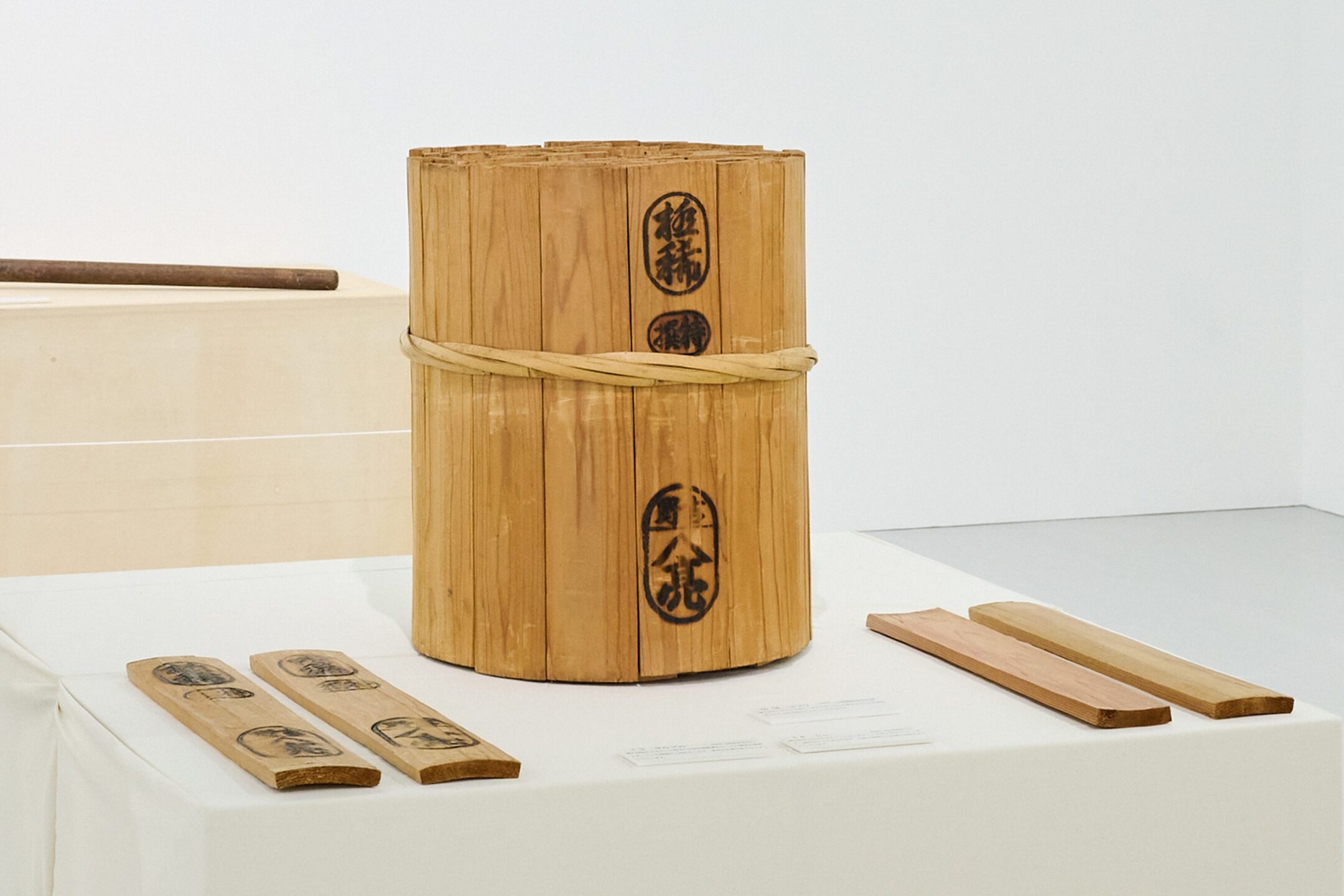 奈良県立美術館で開催中！奈良ゆかりの現代作家展「安藤榮作 ―約束の船―」から見る吉野材の文化的な広がり