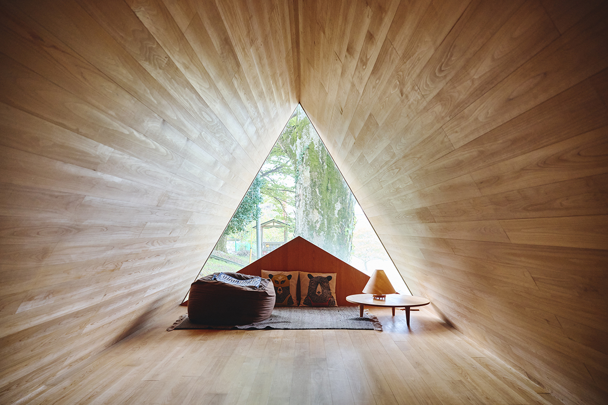 三⼾なつめさんが体験する“⽊のある暮らし”―― 吉野杉の家で『よしのウッドフェス 2025』で出合ったアイテムを楽しむ