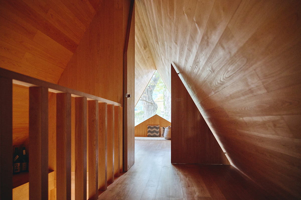 三⼾なつめさんが体験する“⽊のある暮らし”―― 吉野杉の家で『よしのウッドフェス 2025』で出合ったアイテムを楽しむ