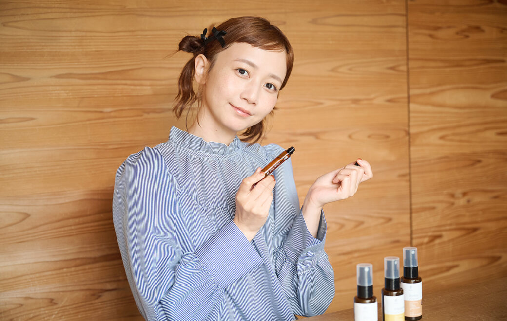 三⼾なつめさんが体験する“⽊のある暮らし”―― 吉野杉の家で『よしのウッドフェス 2025』で出合ったアイテムを楽しむ