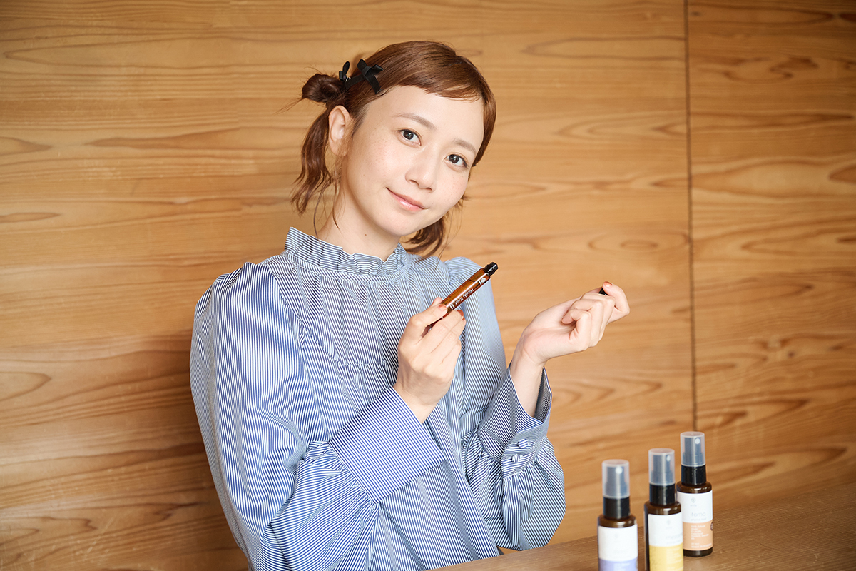 三⼾なつめさんが体験する“⽊のある暮らし”―― 吉野杉の家で『よしのウッドフェス 2025』で出合ったアイテムを楽しむ