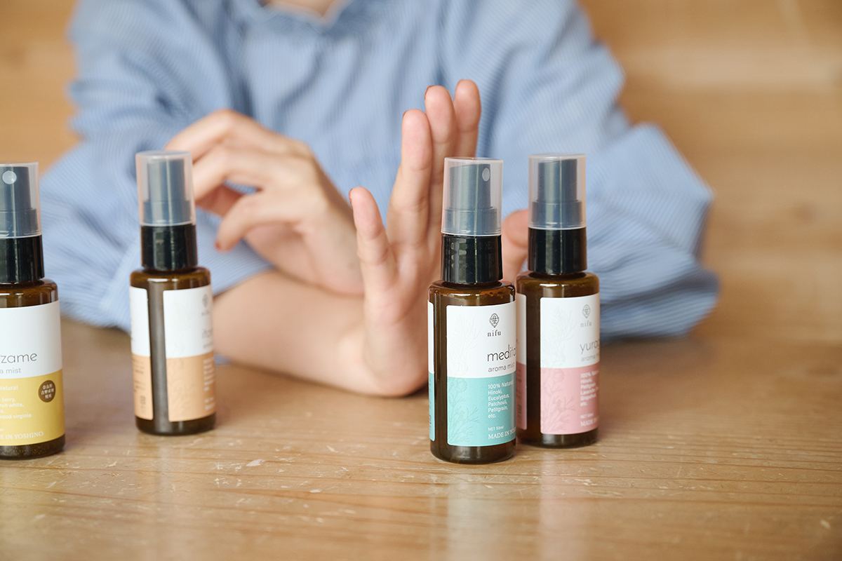 三⼾なつめさんが体験する“⽊のある暮らし”―― 吉野杉の家で『よしのウッドフェス 2025』で出合ったアイテムを楽しむ