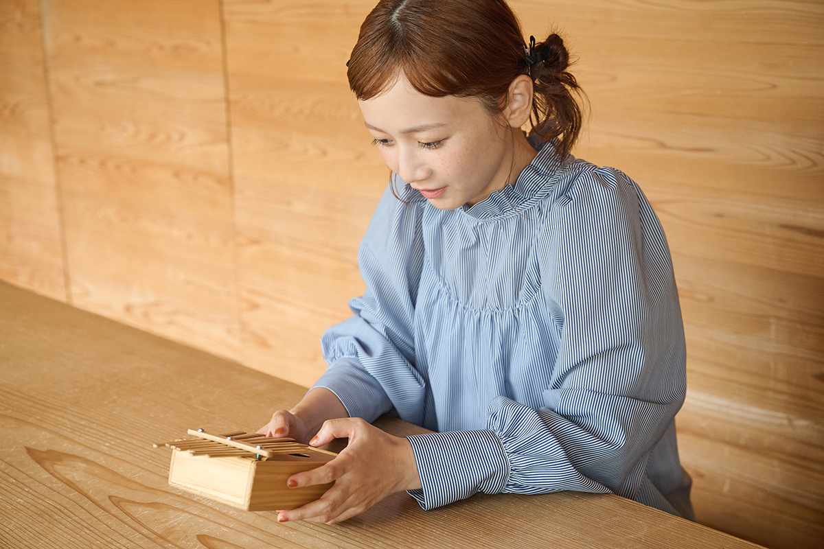 三⼾なつめさんが体験する“⽊のある暮らし”―― 吉野杉の家で『よしのウッドフェス 2025』で出合ったアイテムを楽しむ