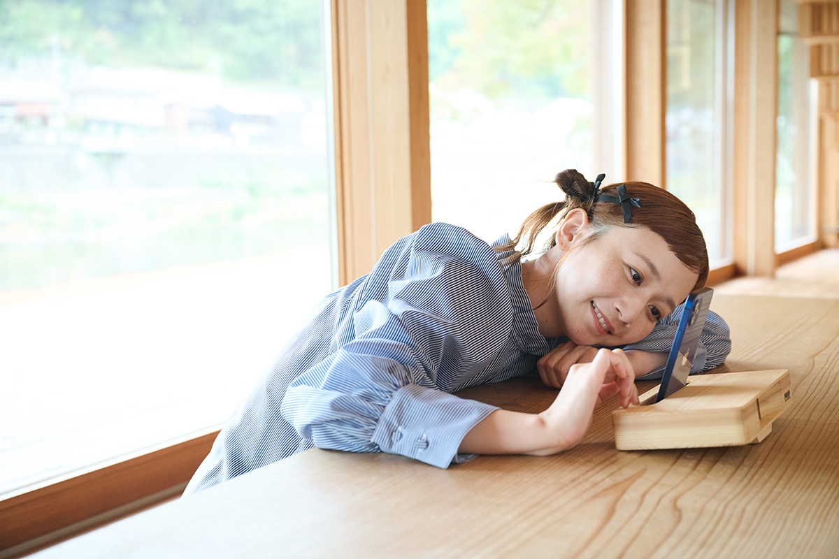 三⼾なつめさんが体験する“⽊のある暮らし”―― 吉野杉の家で『よしのウッドフェス 2025』で出合ったアイテムを楽しむ