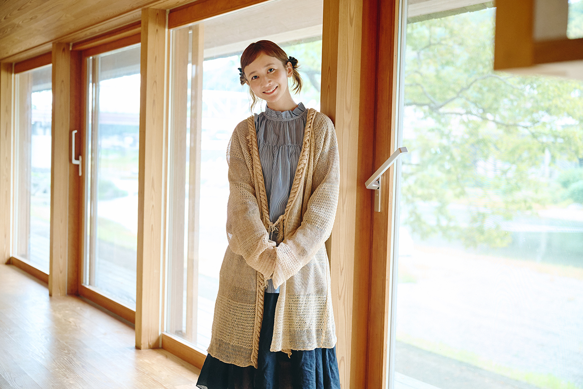 三⼾なつめさんが体験する“⽊のある暮らし”―― 吉野杉の家で『よしのウッドフェス 2025』で出合ったアイテムを楽しむ