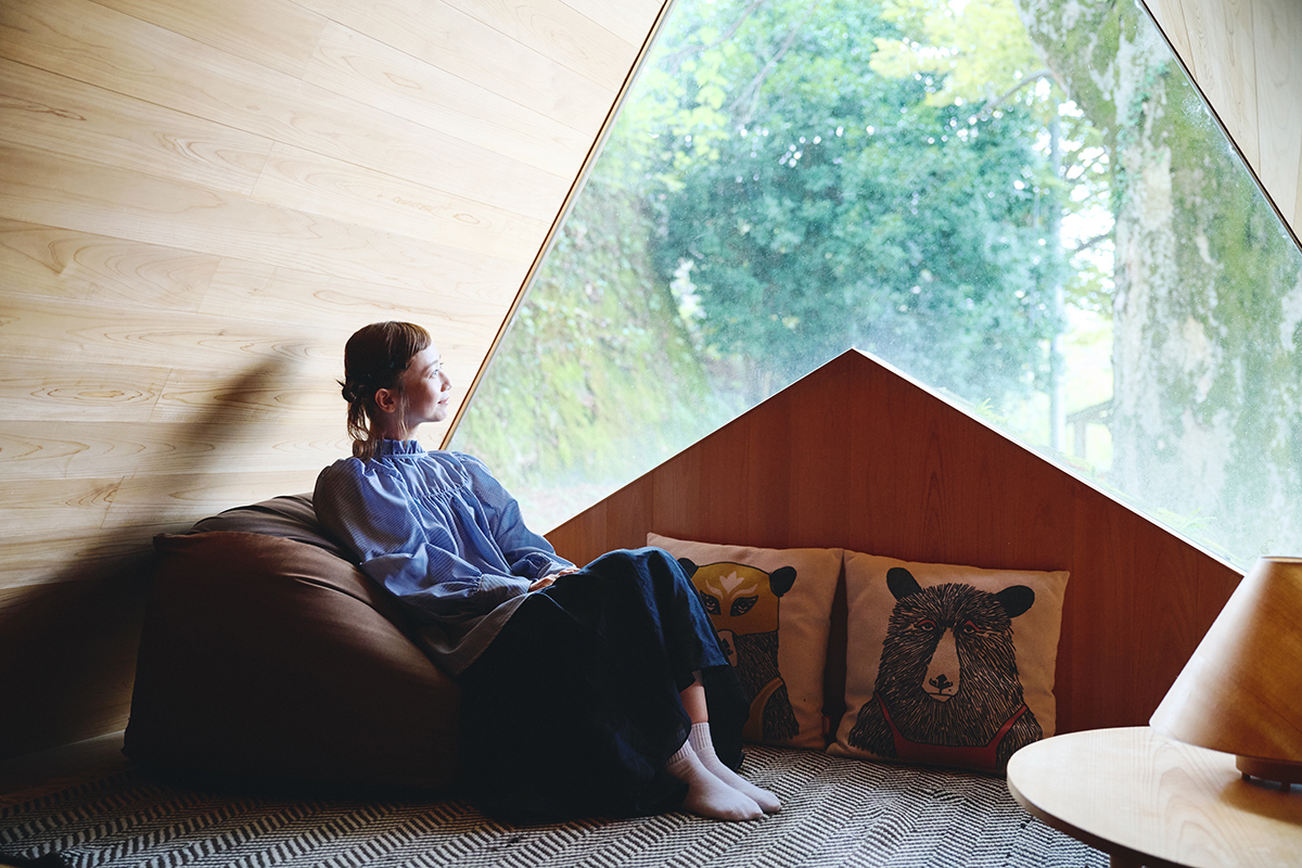 三⼾なつめさんが体験する“⽊のある暮らし”―― 吉野杉の家で『よしのウッドフェス 2025』で出合ったアイテムを楽しむ