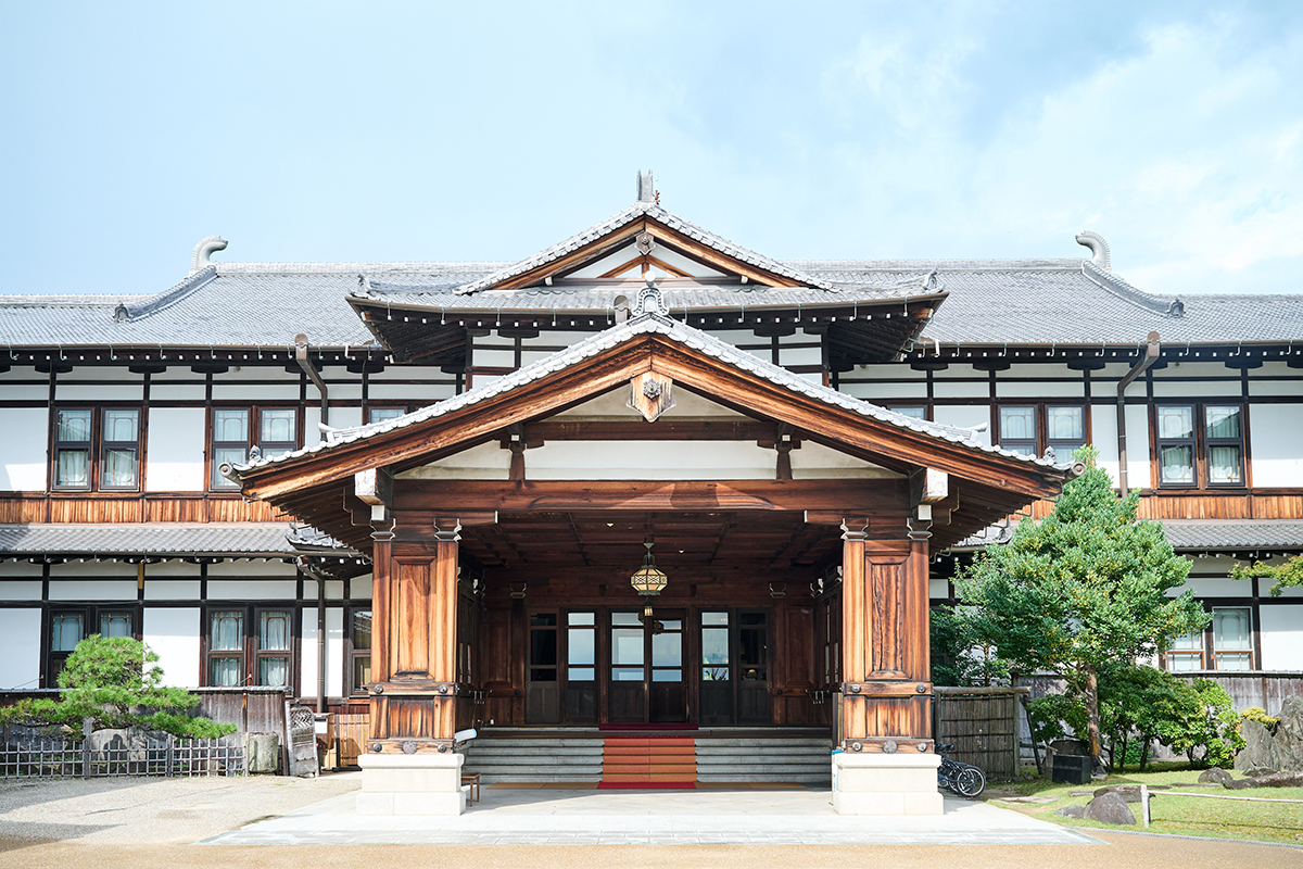 格調高き近代建築『奈良ホテル』ーー吉野杉と光に包まれる祈りのチャペル