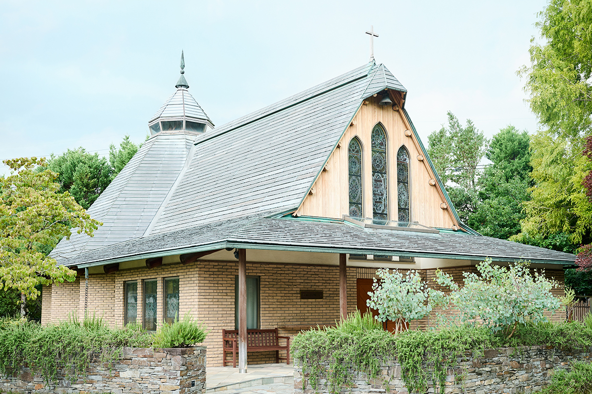 格調高き近代建築『奈良ホテル』ーー吉野杉と光に包まれる祈りのチャペル