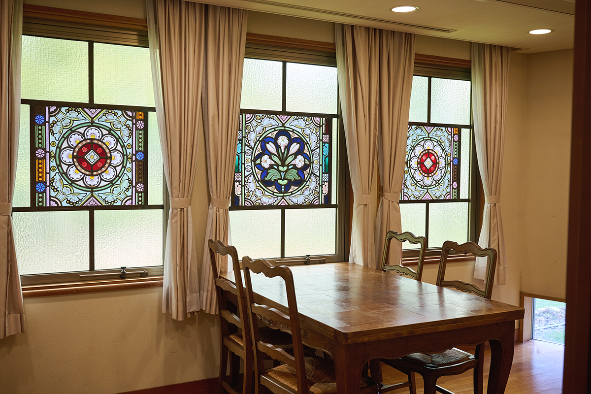 格調高き近代建築『奈良ホテル』ーー吉野杉と光に包まれる祈りのチャペル