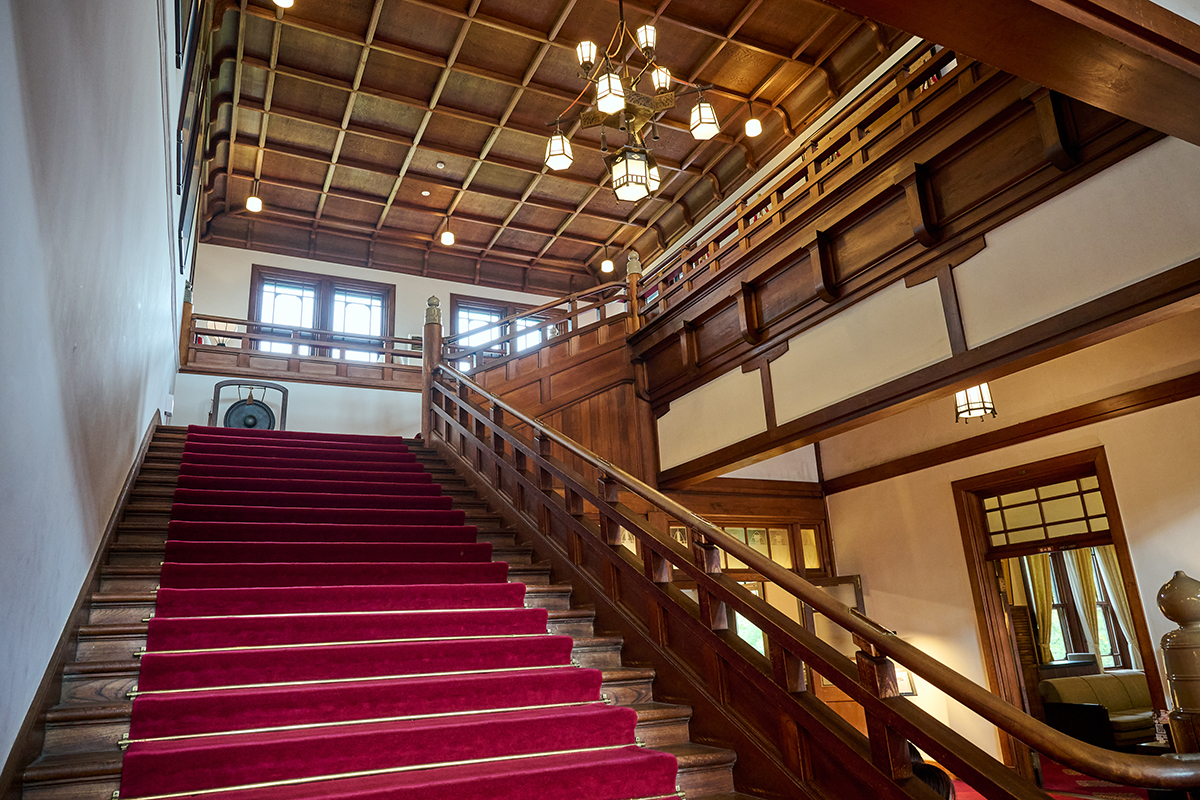 格調高き近代建築『奈良ホテル』ーー吉野杉と光に包まれる祈りのチャペル