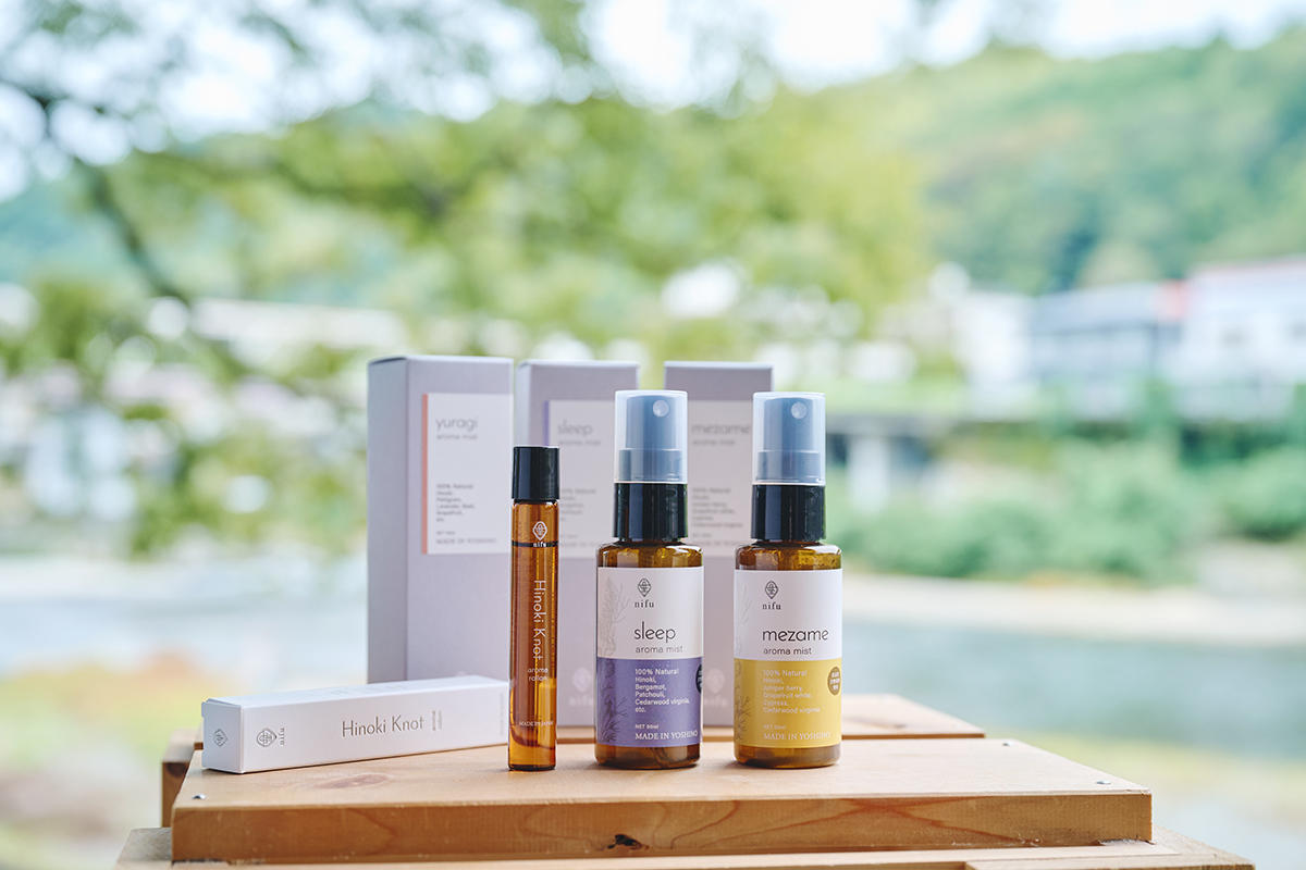 三⼾なつめさんが体験する“⽊のある暮らし”―― 吉野杉の家で『よしのウッドフェス 2025』で出合ったアイテムを楽しむ