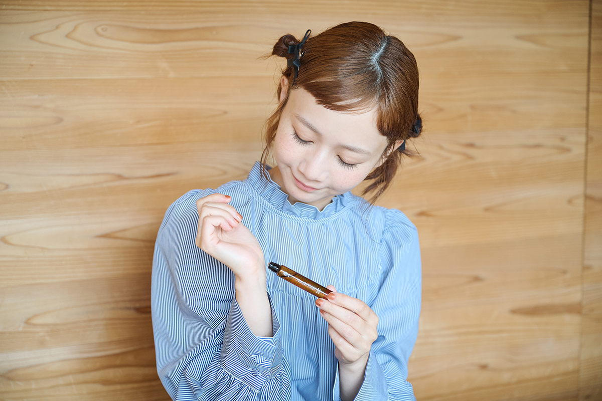 三⼾なつめさんが体験する“⽊のある暮らし”―― 吉野杉の家で『よしのウッドフェス 2025』で出合ったアイテムを楽しむ