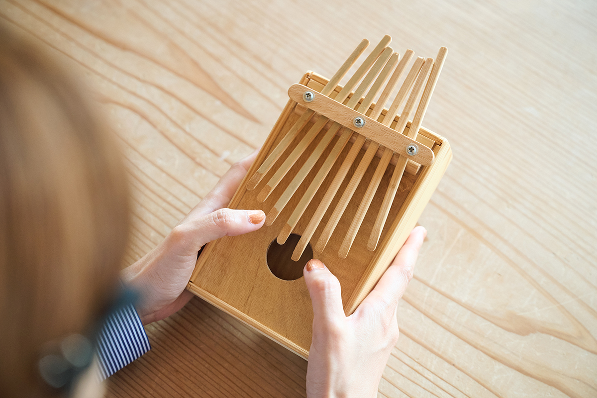 三⼾なつめさんが体験する“⽊のある暮らし”―― 吉野杉の家で『よしのウッドフェス 2025』で出合ったアイテムを楽しむ