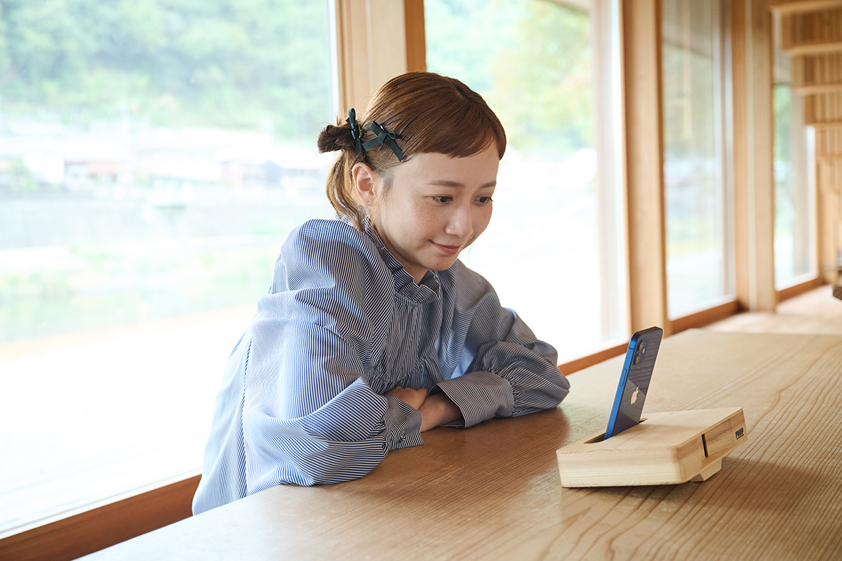 三⼾なつめさんが体験する“⽊のある暮らし”―― 吉野杉の家で『よしのウッドフェス 2025』で出合ったアイテムを楽しむ