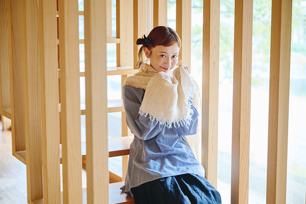 三⼾なつめさんが体験する“⽊のある暮らし”―― 吉野杉の家で『よしのウッドフェス 2025』で出合ったアイテムを楽しむ