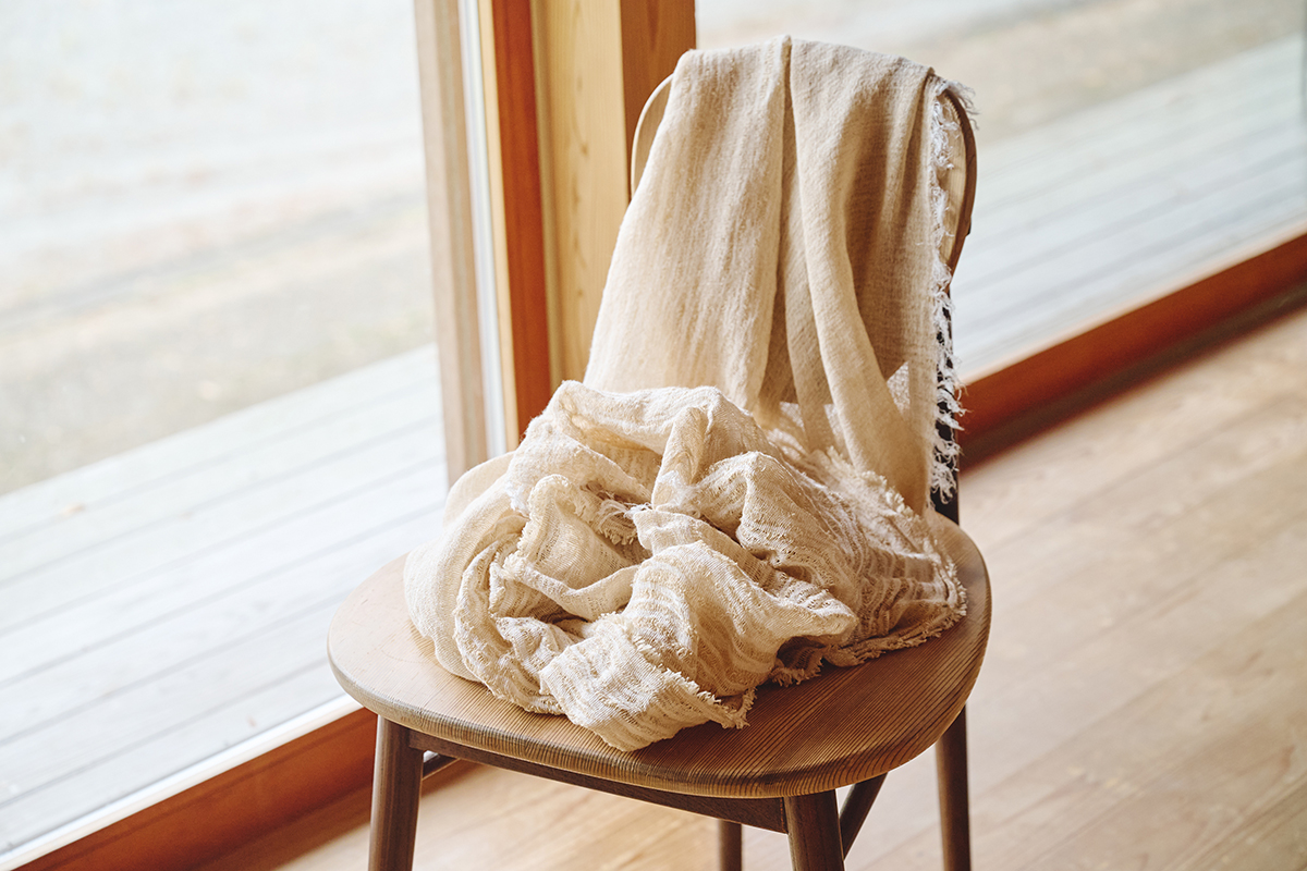 三⼾なつめさんが体験する“⽊のある暮らし”―― 吉野杉の家で『よしのウッドフェス 2025』で出合ったアイテムを楽しむ